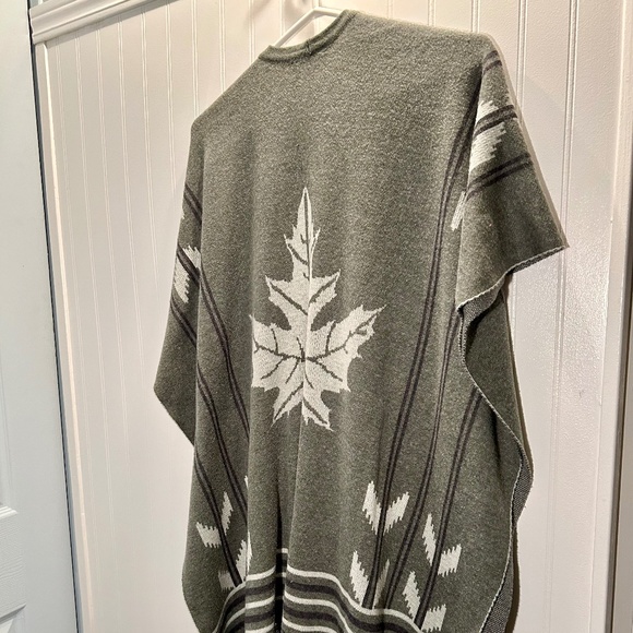 ROOTS Canada Poncho  - Grey Acrylic - Picture 5 of 7
